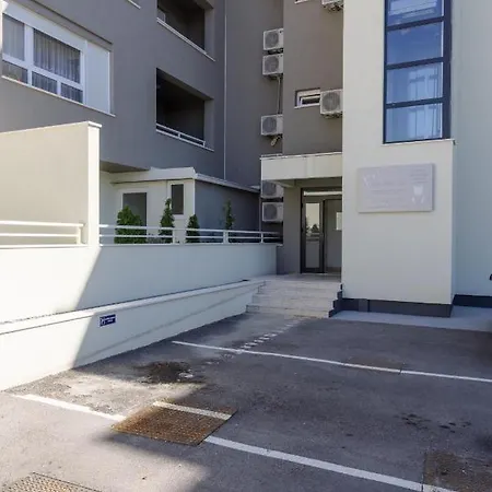 S-7 Apartament *